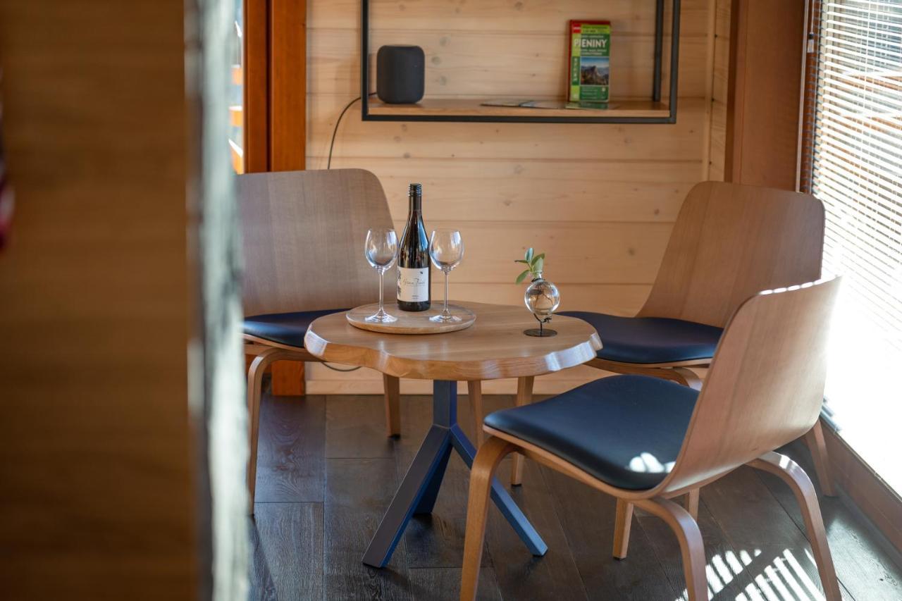 Traditioneel gebouwde houten woning in de bergen. Czarna Góra Buitenkant foto