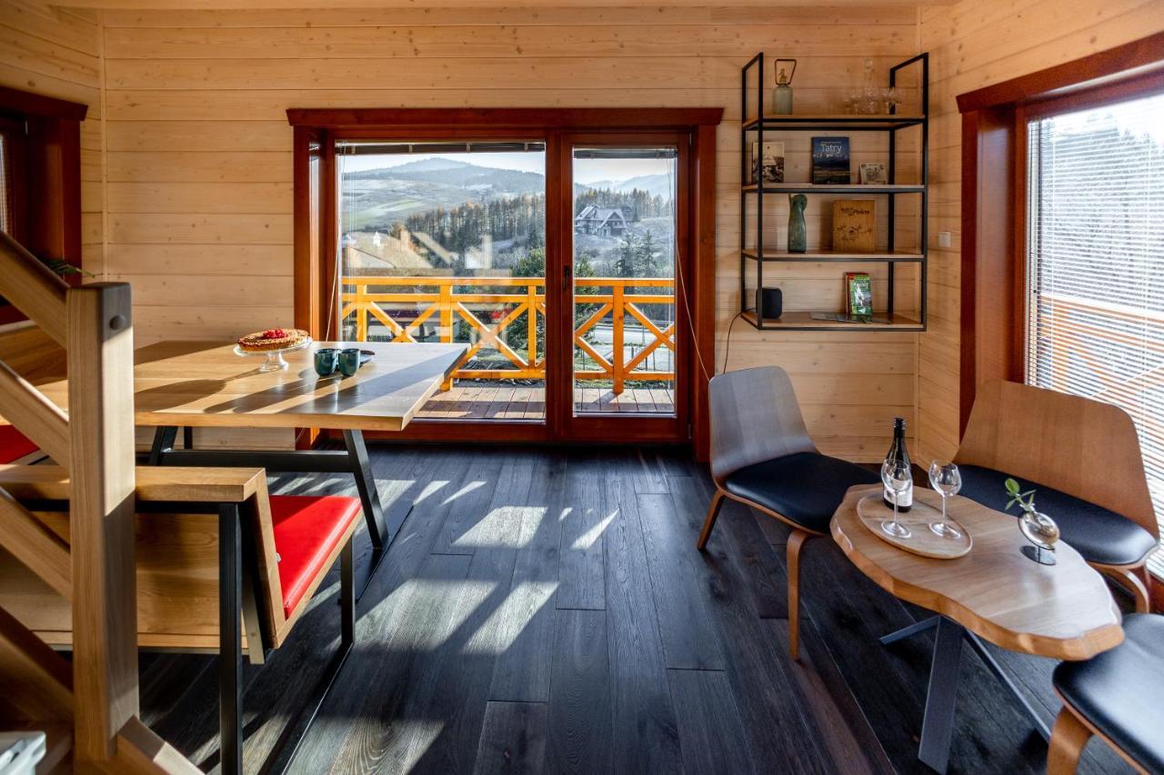 Traditioneel gebouwde houten woning in de bergen. Czarna Góra Buitenkant foto