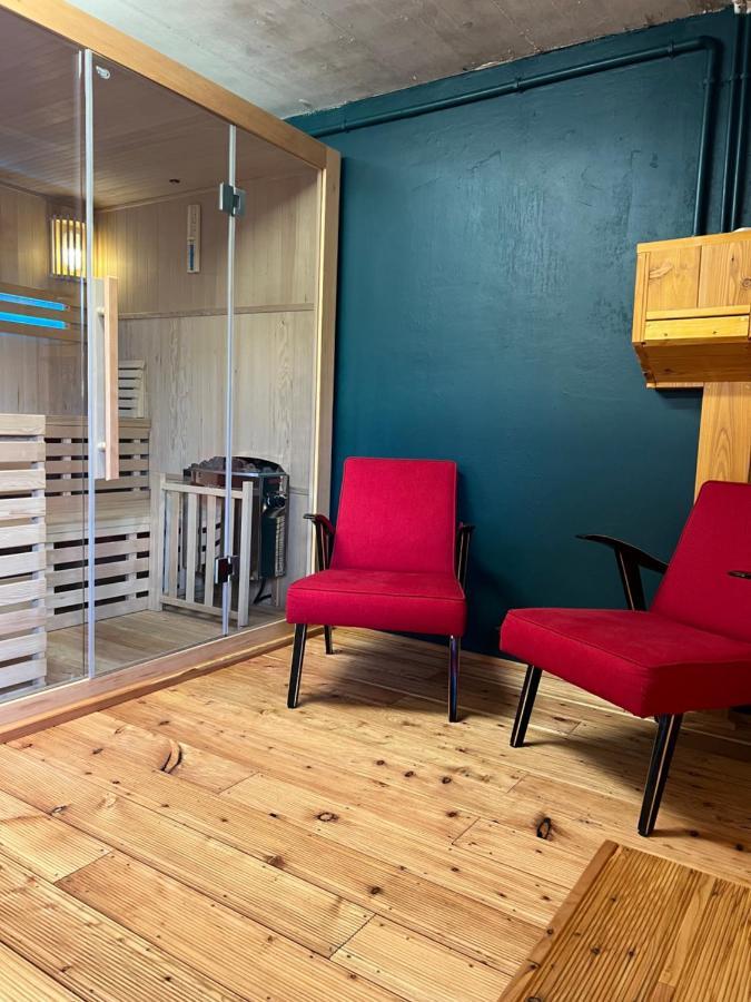 Traditioneel gebouwde houten woning in de bergen. Czarna Góra Buitenkant foto