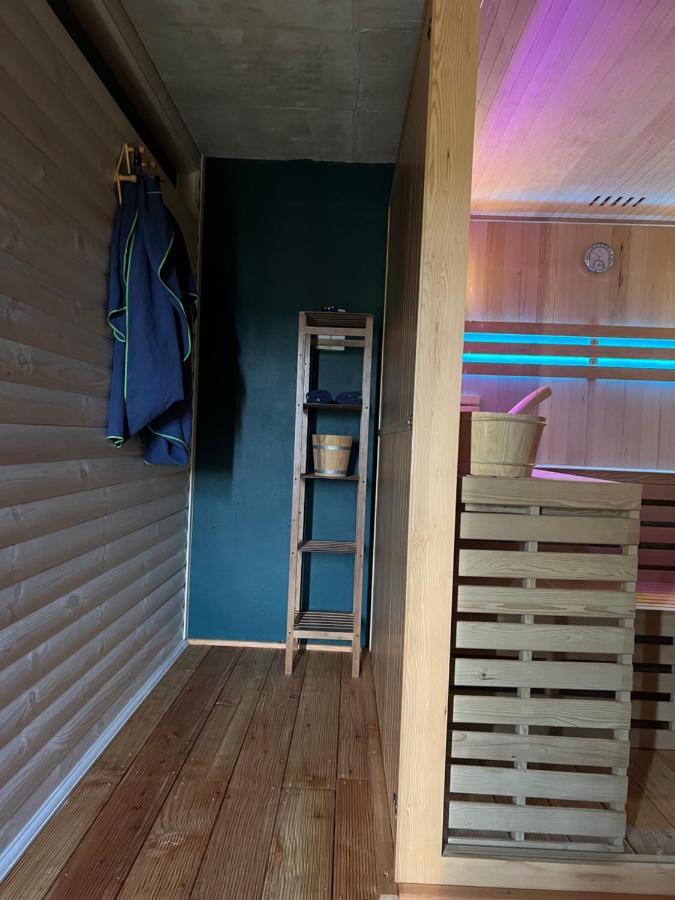 Traditioneel gebouwde houten woning in de bergen. Czarna Góra Buitenkant foto