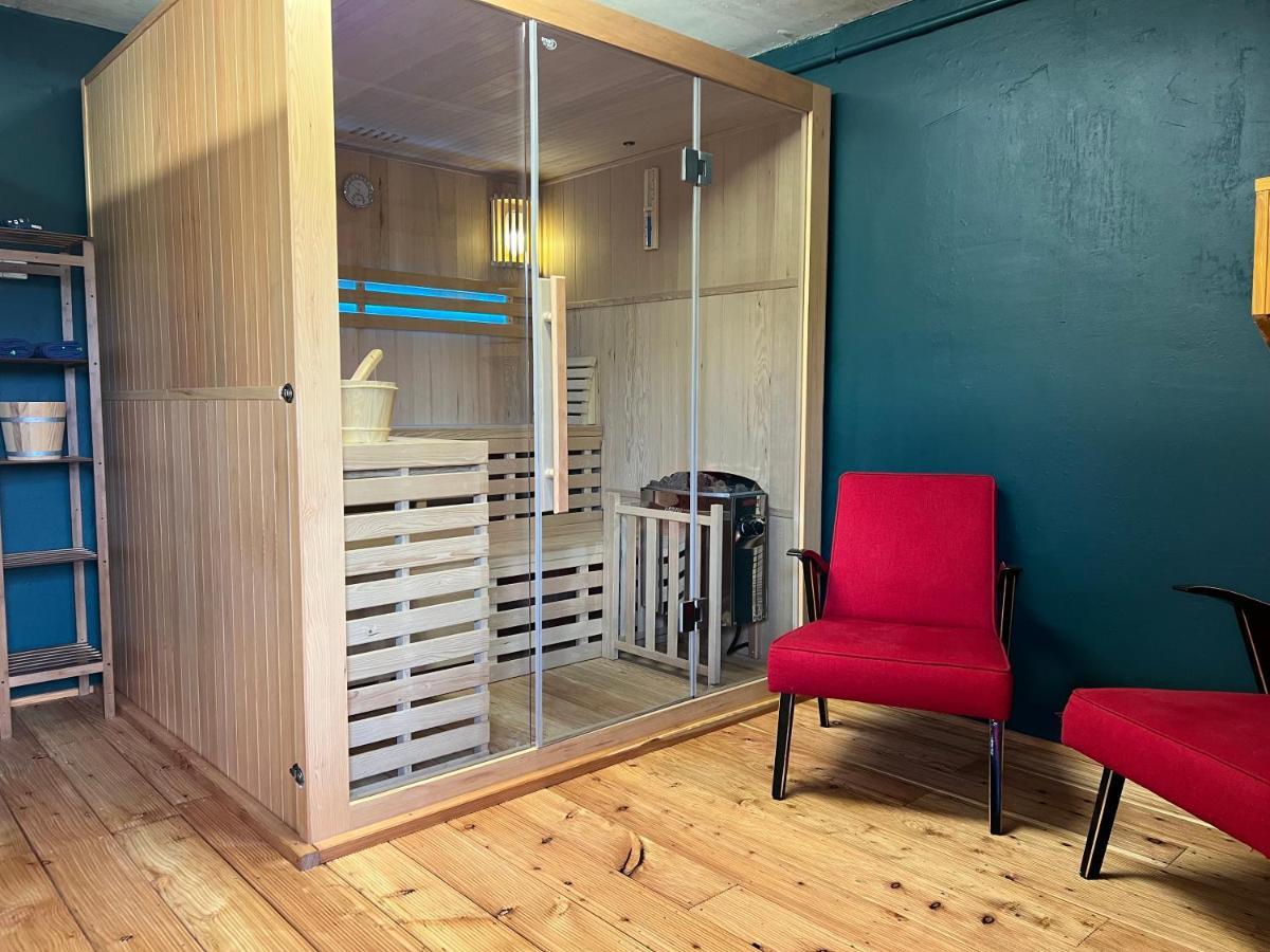 Traditioneel gebouwde houten woning in de bergen. Czarna Góra Buitenkant foto