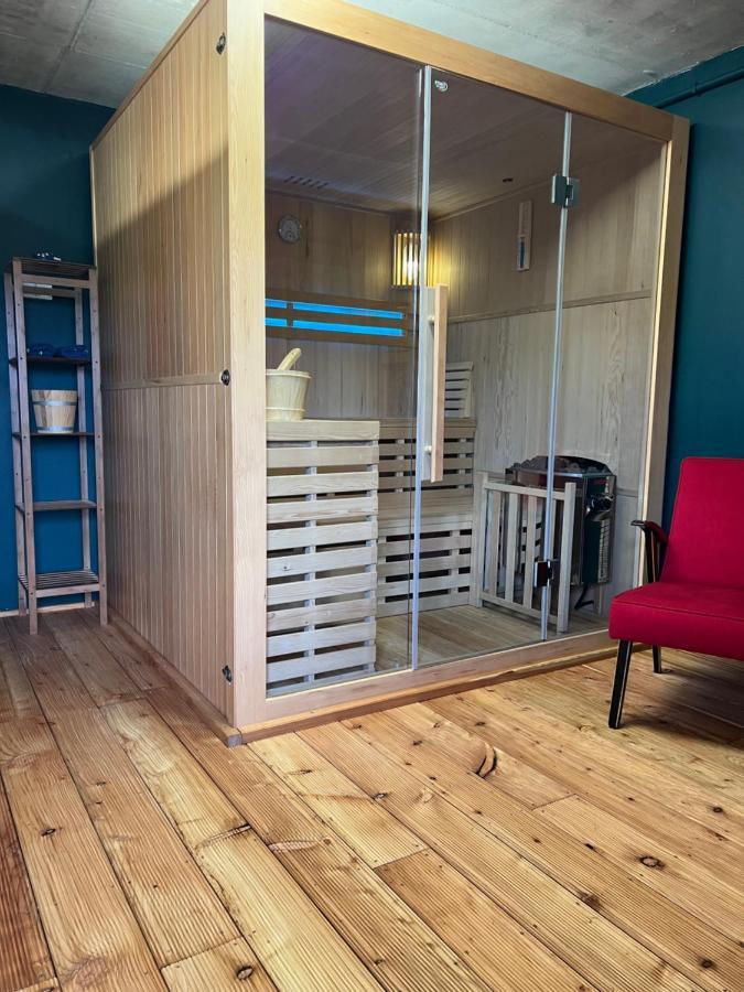 Traditioneel gebouwde houten woning in de bergen. Czarna Góra Buitenkant foto