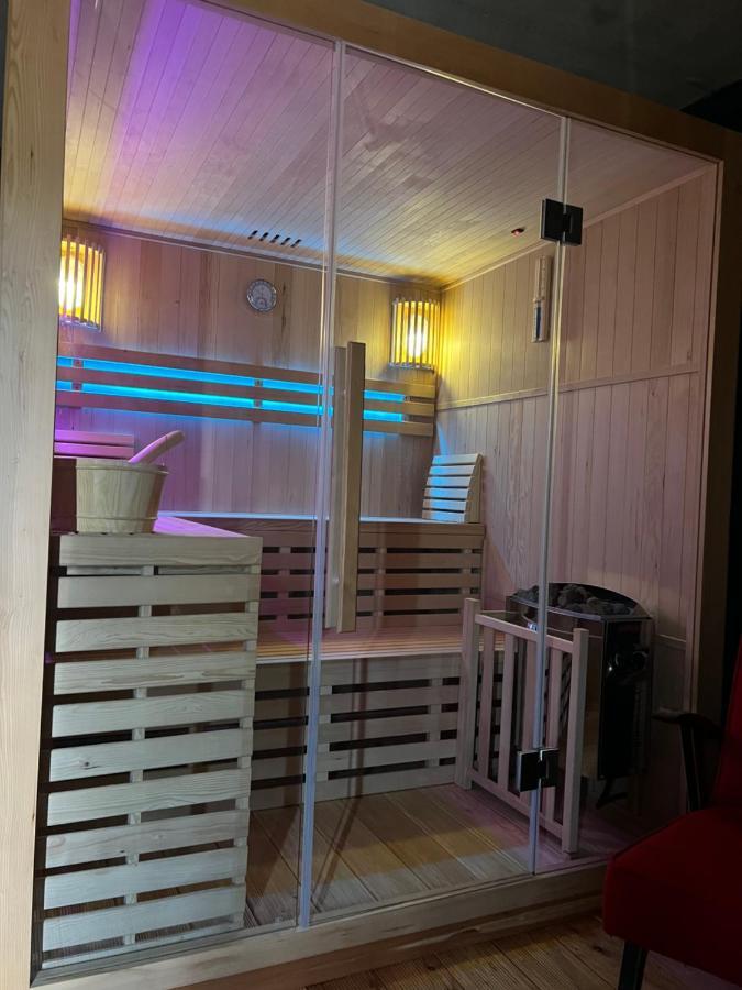 Traditioneel gebouwde houten woning in de bergen. Czarna Góra Buitenkant foto