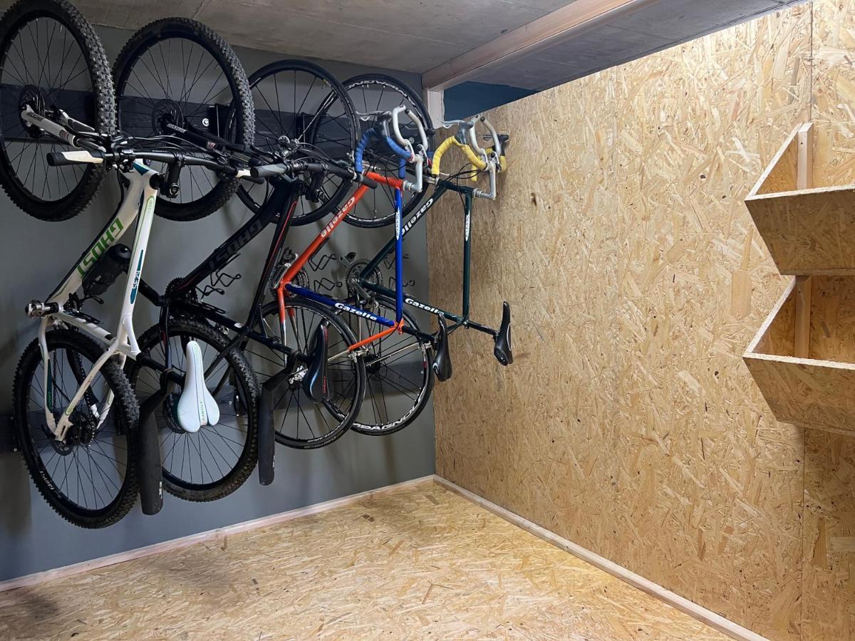 Traditioneel gebouwde houten woning in de bergen. Czarna Góra Buitenkant foto