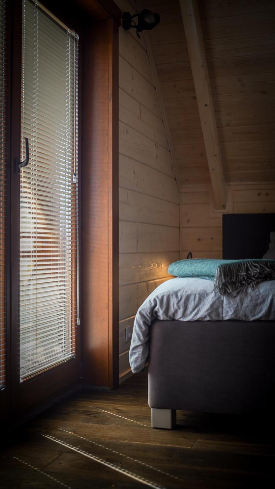 Traditioneel gebouwde houten woning in de bergen. Czarna Góra Buitenkant foto